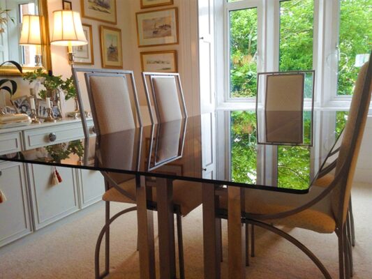 table top glass in dubai