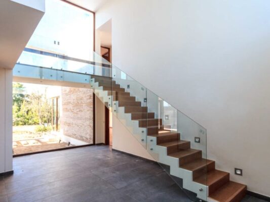 staircase glass in dubai